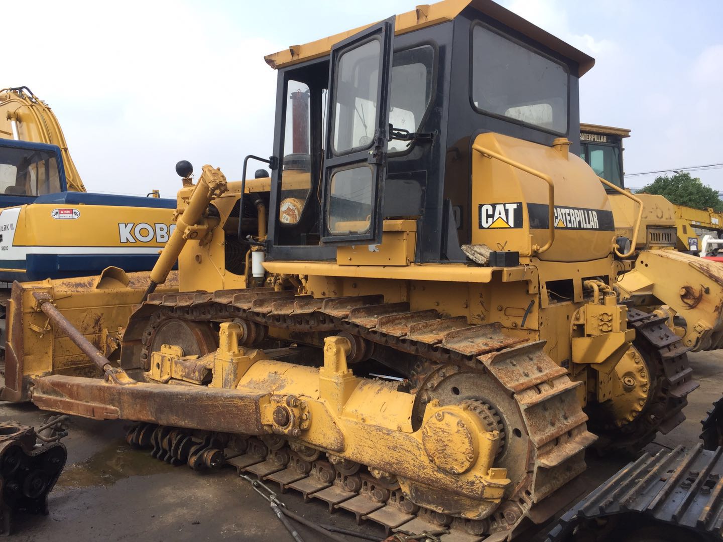 Bulldozer CAT D6 Bekas Berkualitas Tinggi, Mesin Penggerak Tanah Bertenaga 215HP 2