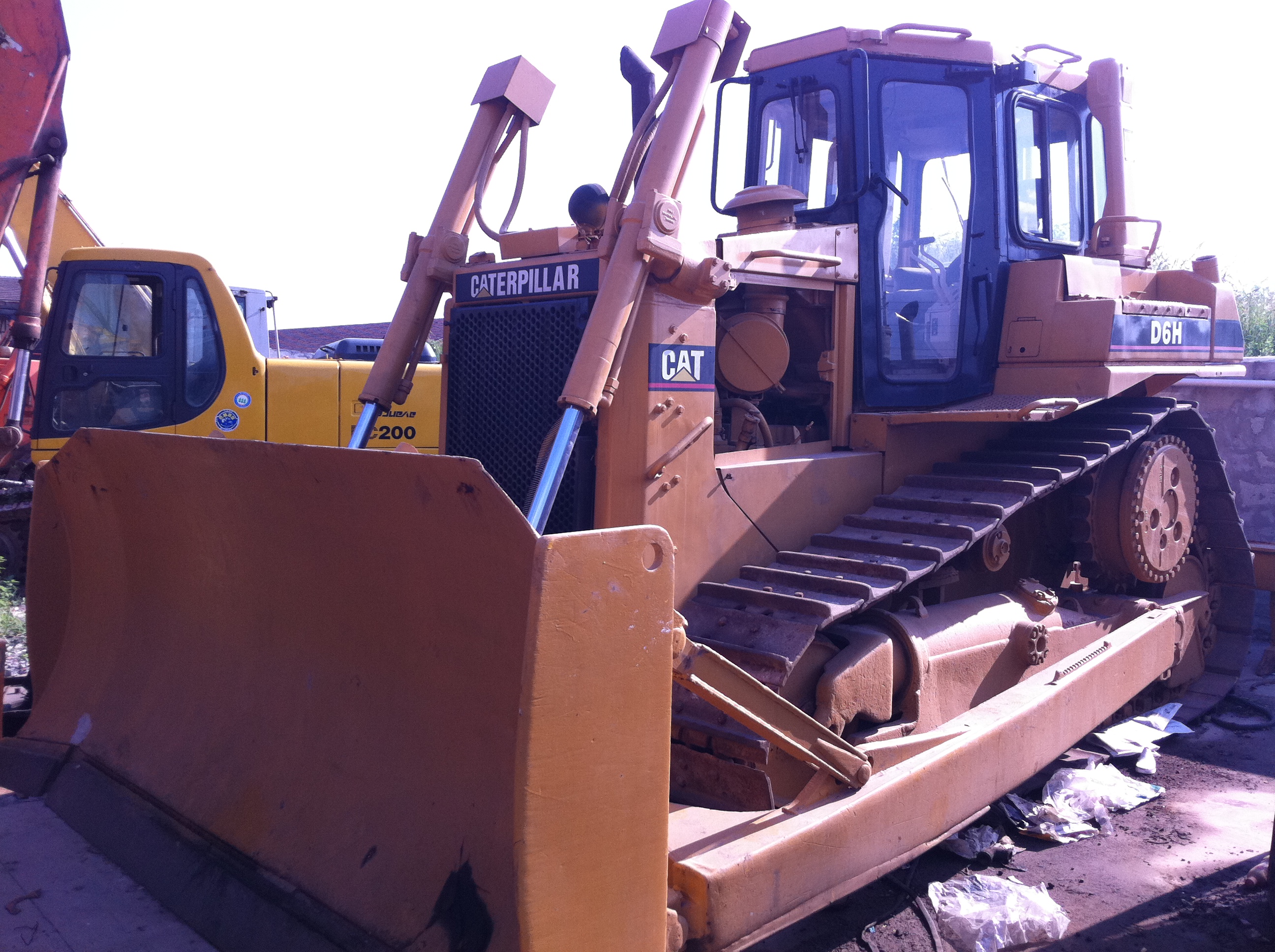 Dijual Bulldozer CAT D6 Bekas Berkualitas Tinggi 215HP Mesin Penggerak Tanah yang Kuat 1