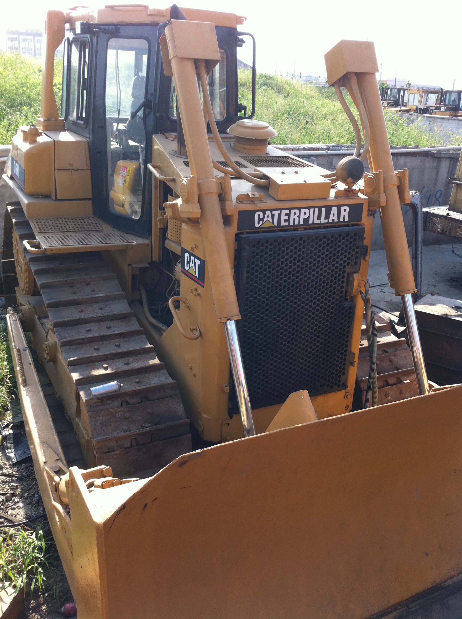 Dijual Bulldozer CAT D6 Bekas Berkualitas Tinggi 215HP Mesin Penggerak Tanah yang Kuat 2