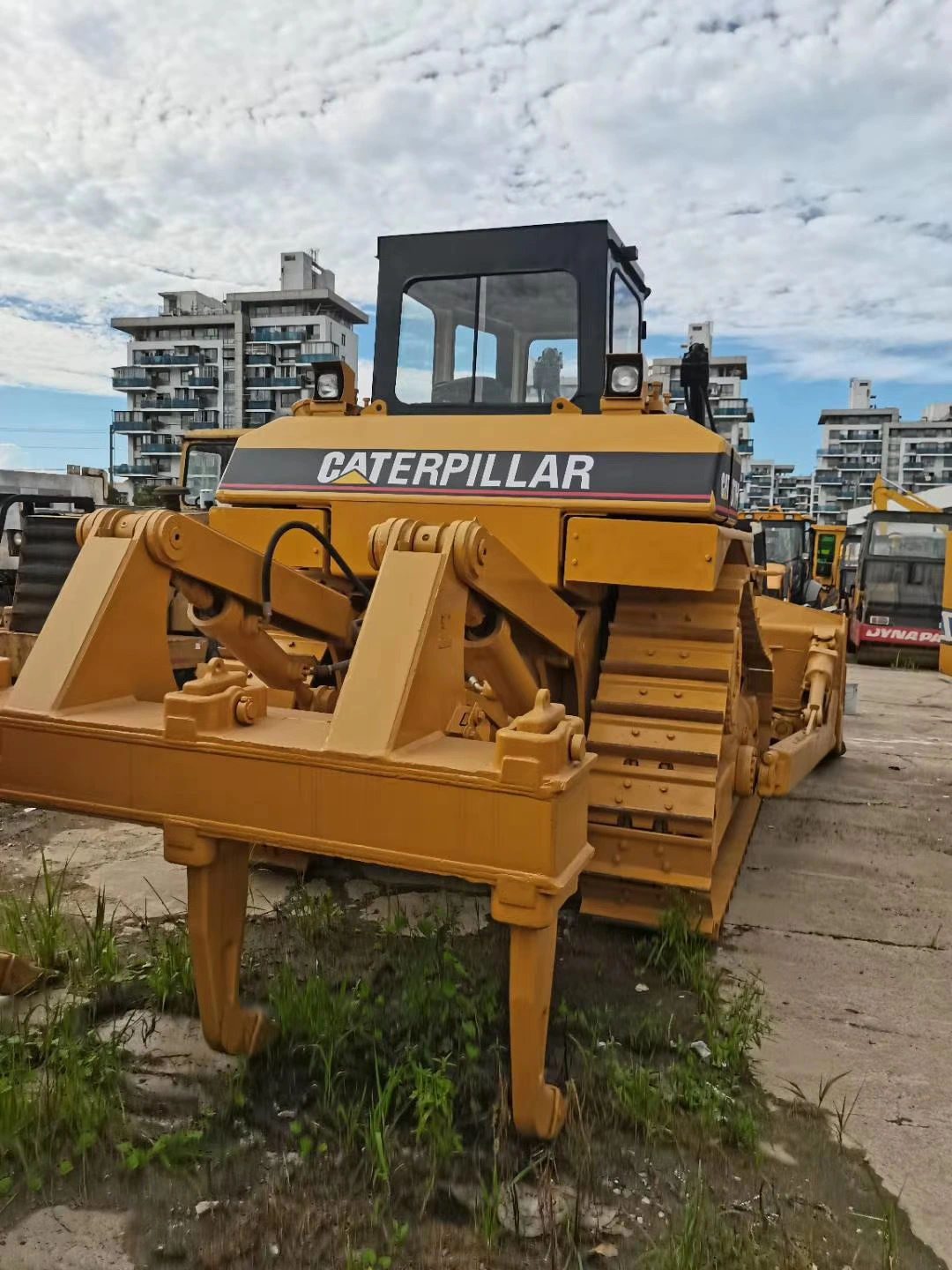 Bulldozer Caterpillar D7 usado e confiável, excelente para nivelamento e empilhamento. 1