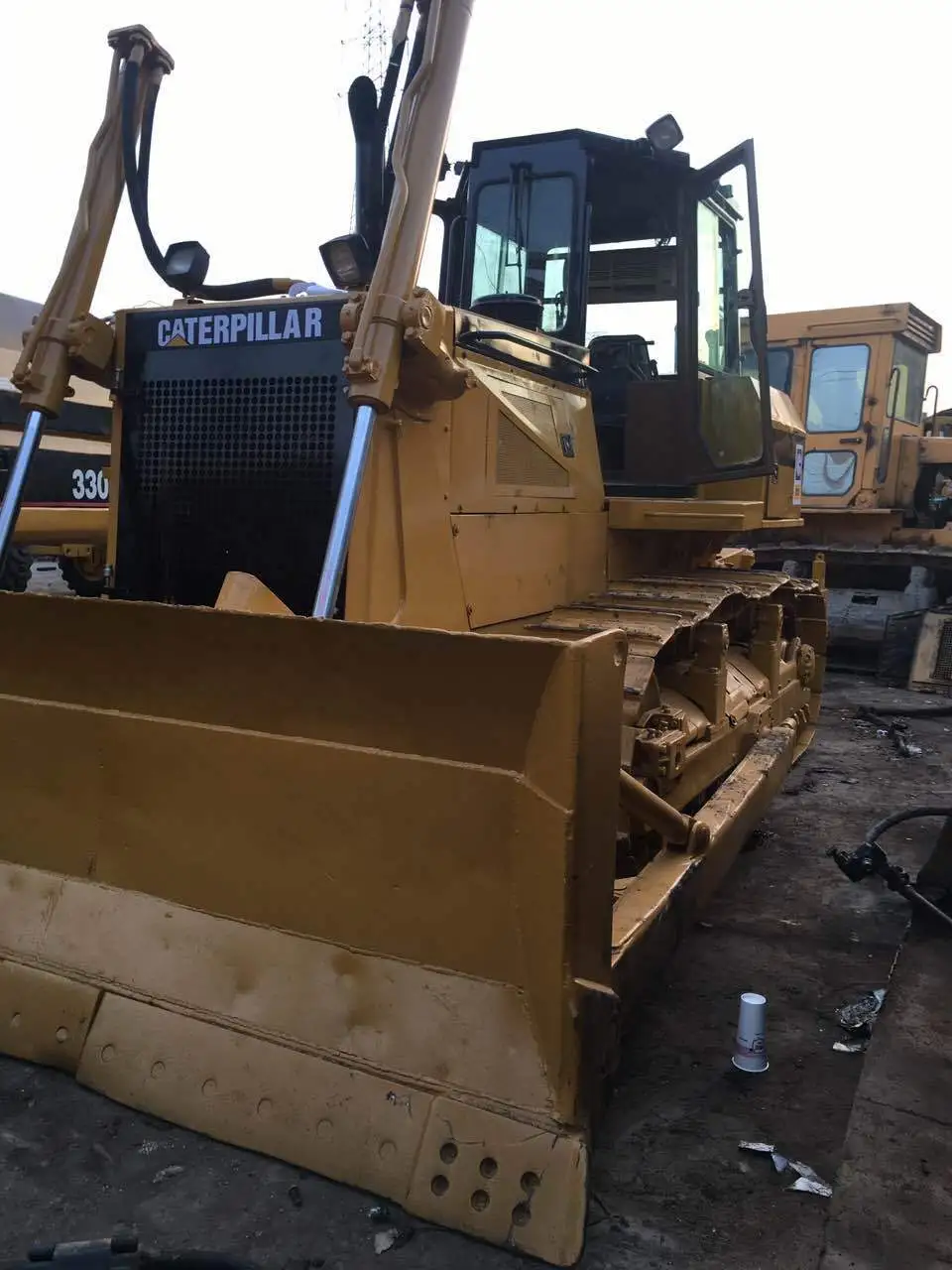 Trator de esteiras Caterpillar D7 usado de alta eficiência para construção em grande escala. 1