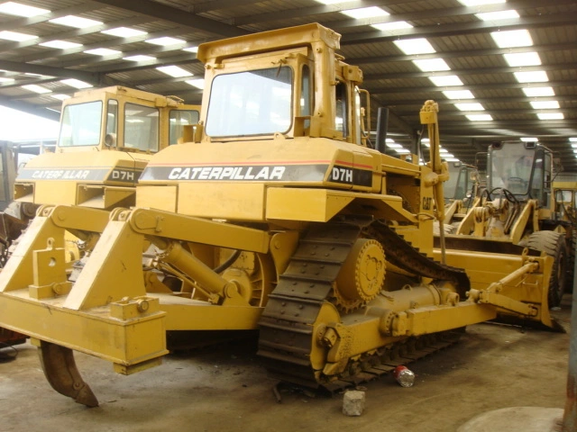 Bulldozer Caterpillar D7 usado e confiável, excelente para nivelamento e empilhamento. À VENDA. 1