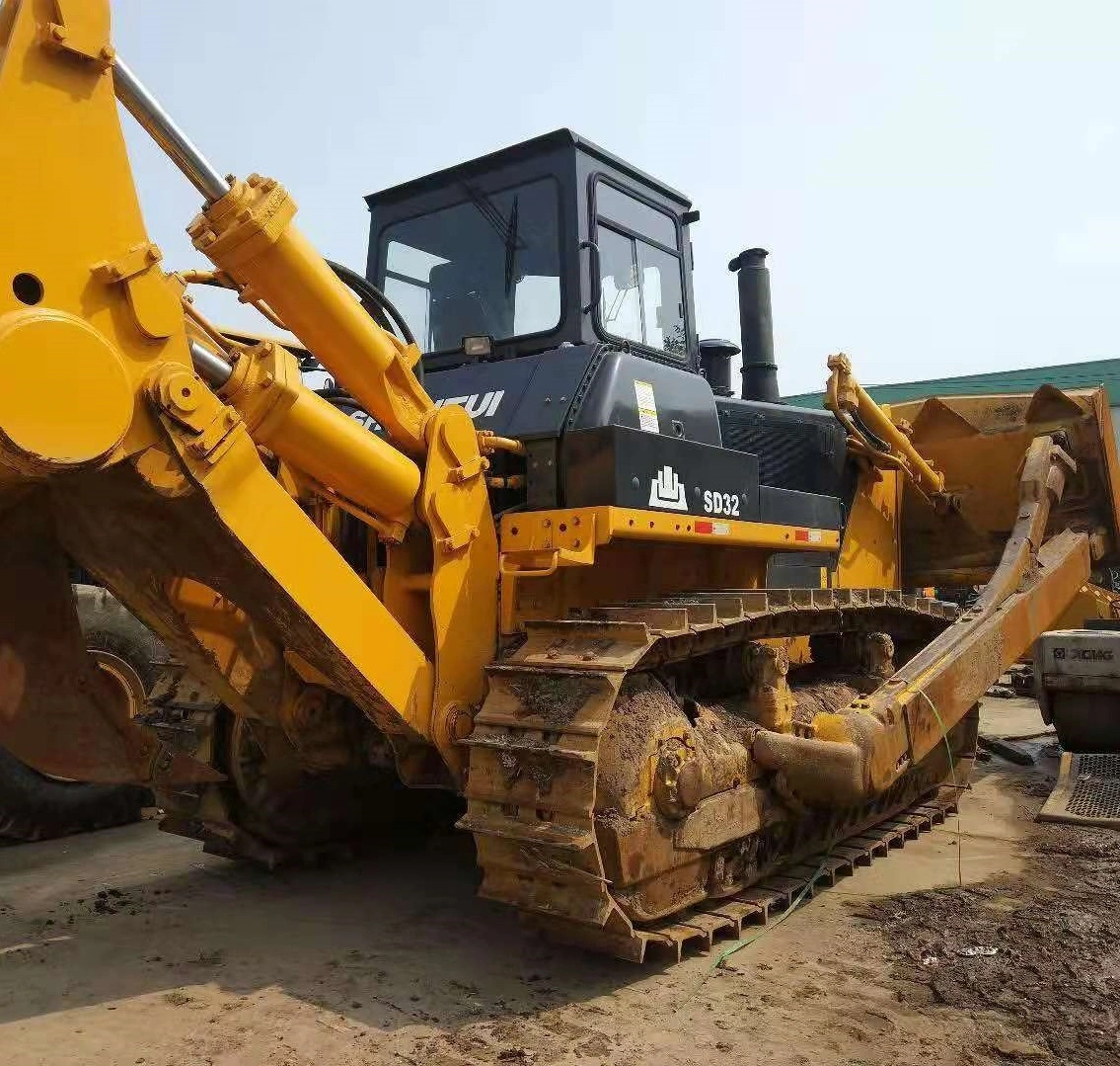 جرار زاحف شانتوي SD32 مستعمل بحالة جيدة، ساعات تشغيل قليلة 1