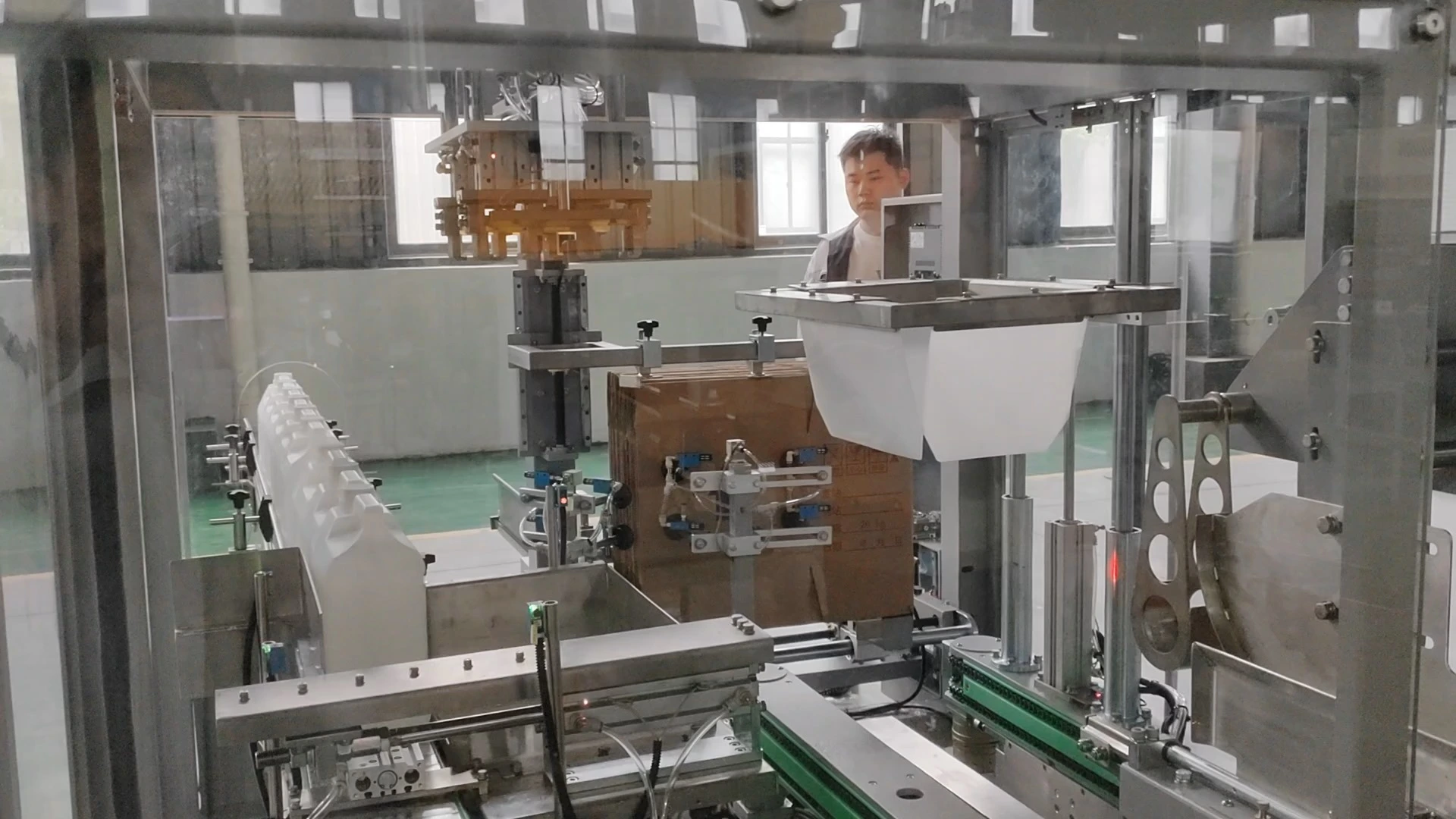 آلة أوتوماتيكية لتجميع وتعبئة وإغلاق علب الجركن ذات العنق الضيق سعة 6 لترات - WKD-KZF-V10 1