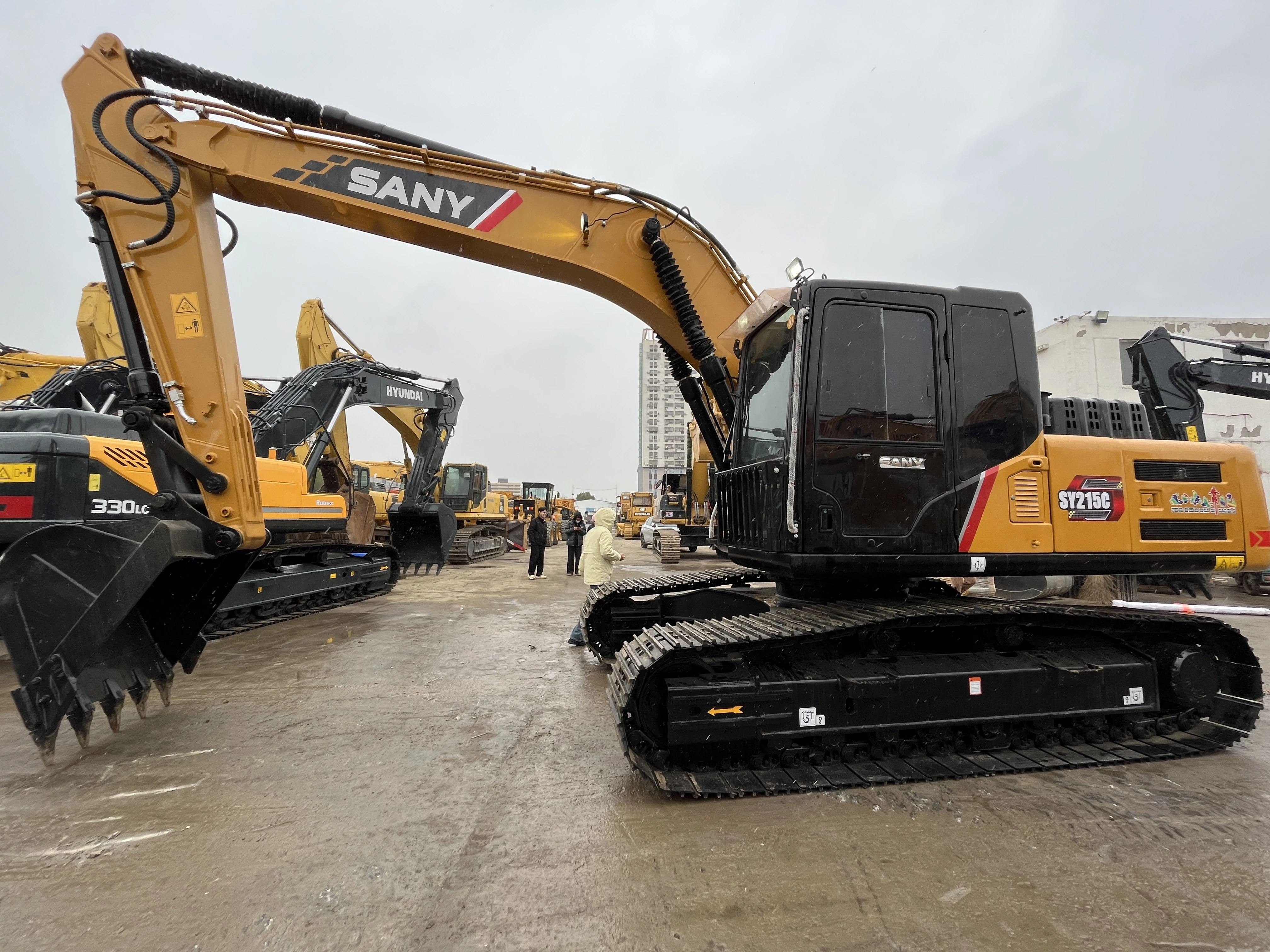 Original Used SANY SY215C 21.9Ton Hydraulic Crawler Excavator Low Working Hours Good Condition Earthmoving Equipment For Sale 1