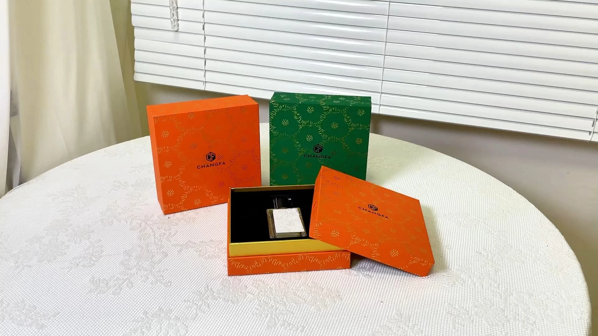 Emballage cosmétique de luxe personnalisé en papier rigide avec couvercle amovible et insert en carton pour parfums et produits. Boîte à parfum 1