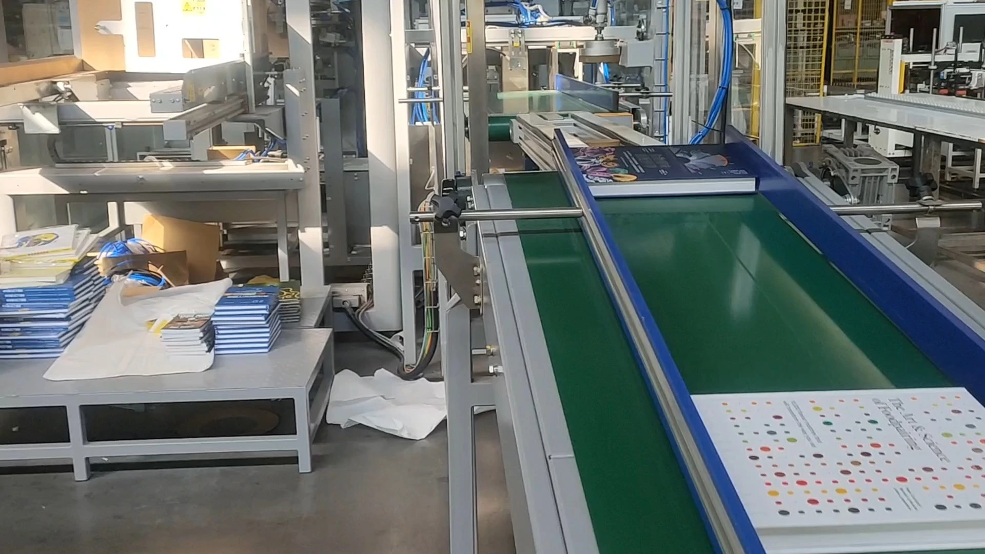 آلة أوتوماتيكية لتركيب وتغليف وإغلاق خزائن الكتب - WKD-KZF-V10 1