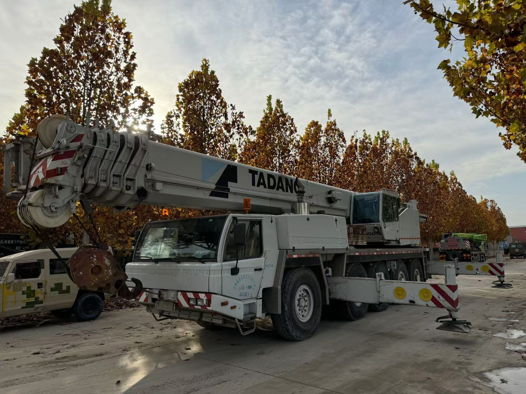 Grue mobile TADANO TG1000E de marque japonaise, 100 tonnes, en bon état de fonctionnement. 2