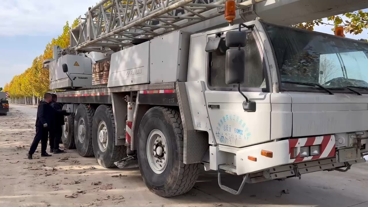 Grue mobile TADANO TG1000E de marque japonaise, 100 tonnes, en bon état de fonctionnement. 1