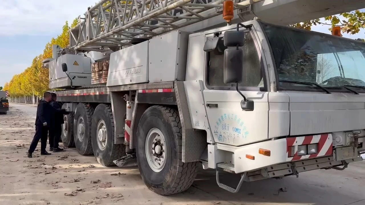 Cần cẩu di động TADANO TG1000E 100 tấn hiệu Nhật Bản, tình trạng hoạt động tốt. 1