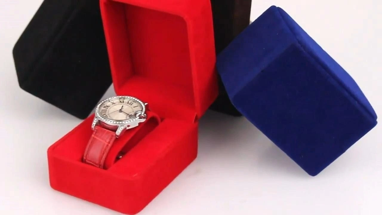 Elegante y sofisticado estuche de terciopelo con esquinas redondeadas para relojes. 1
