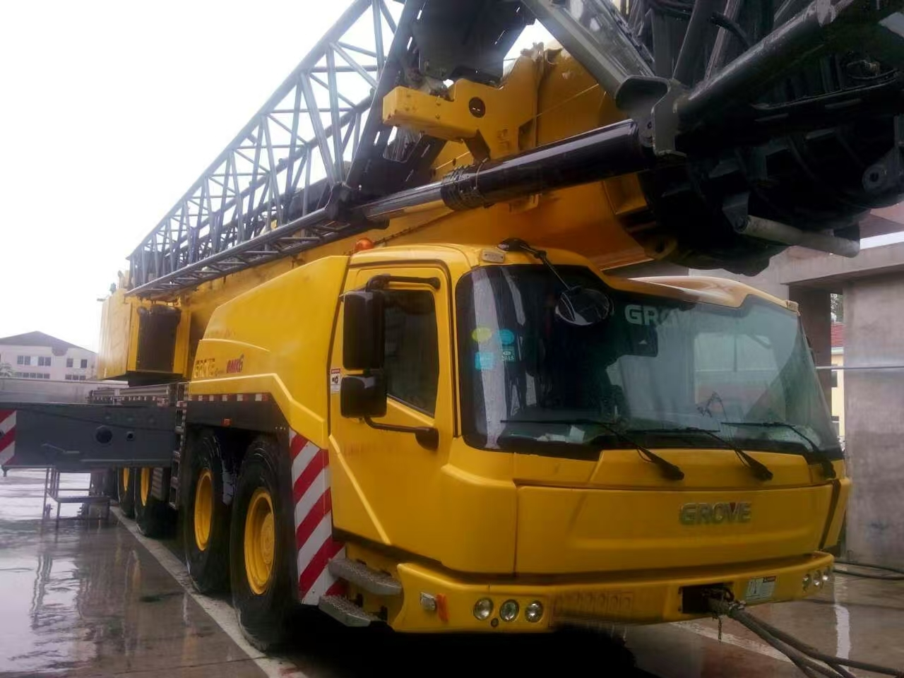 Grúa todoterreno Grove GMK6300L-1 de 300 toneladas, grúa con pluma telescópica hidráulica. 1