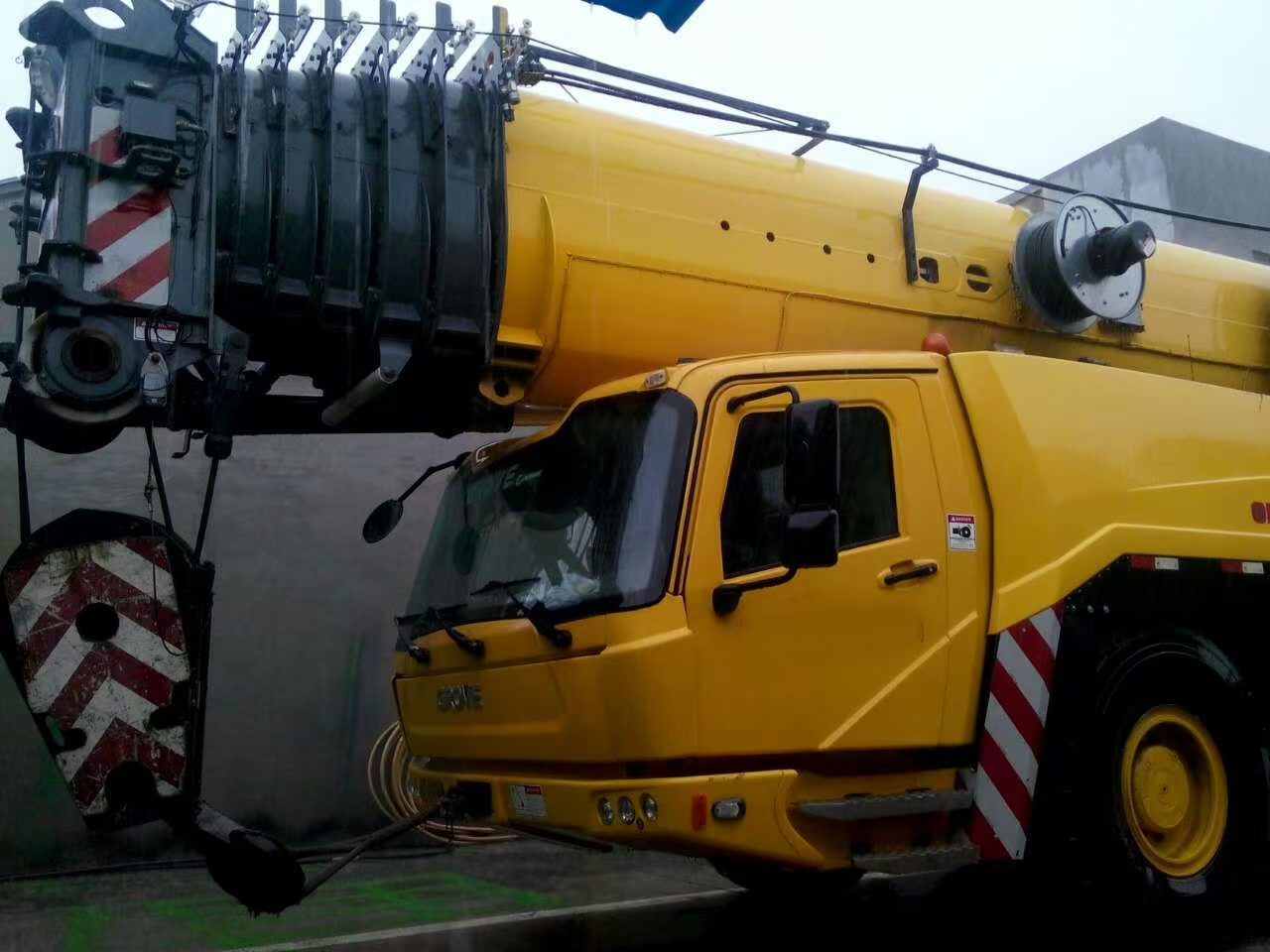 رافعة Grove GMK6300L-1 300T لجميع التضاريس، رافعة هيدروليكية تلسكوبية ذات ذراع تلسكوبي 2