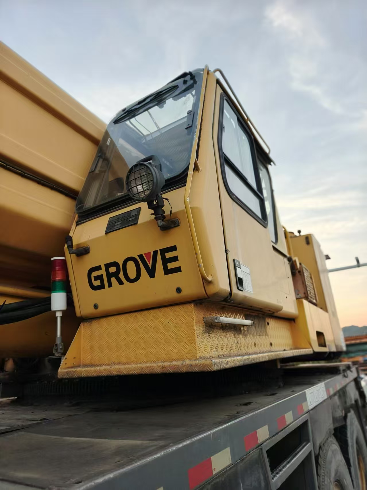 Grúa montada sobre camión Grove 300T usada, equipo de elevación todoterreno de alta resistencia para la construcción. 2