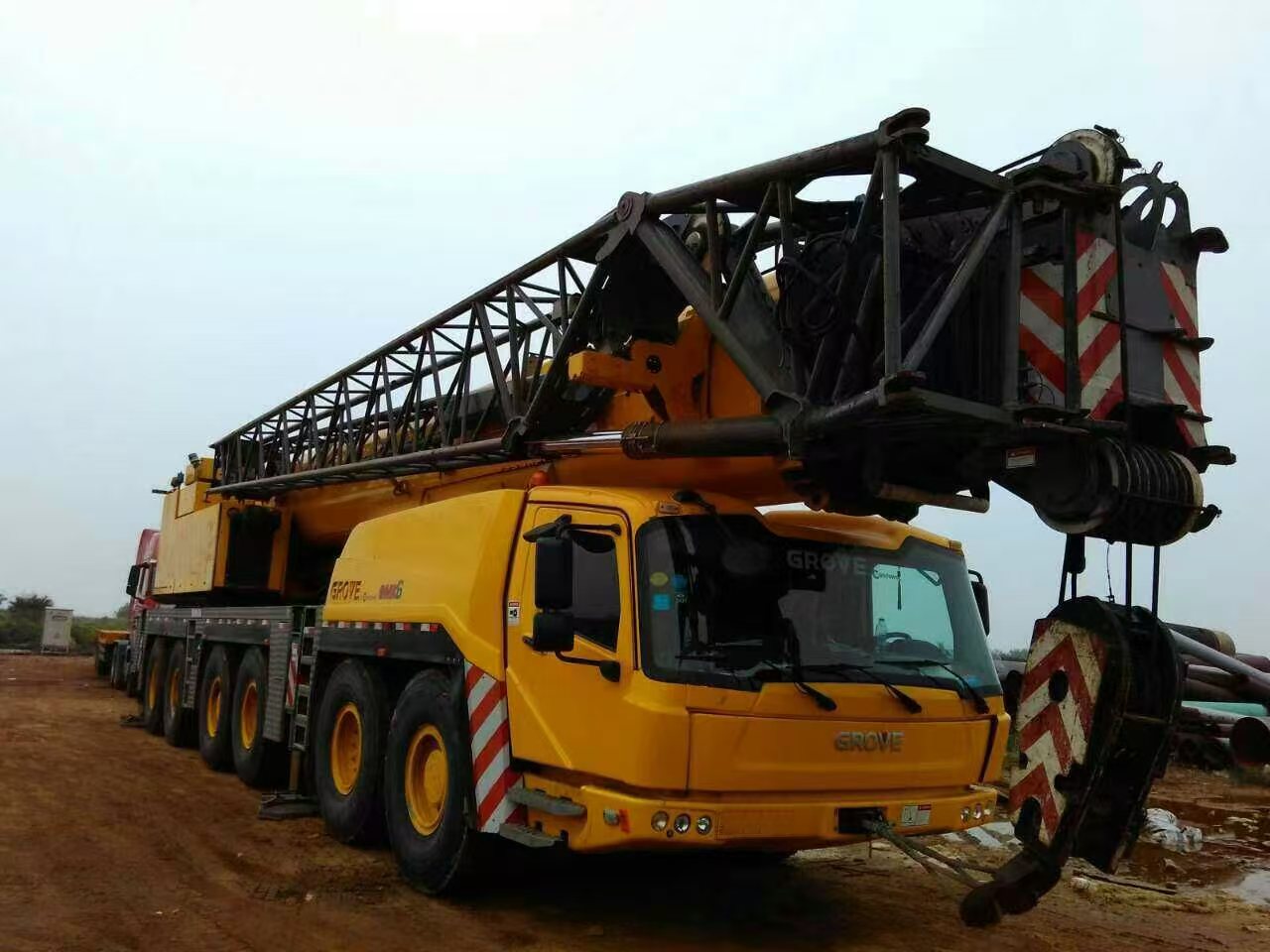 Grúa móvil Grove de 300 toneladas de segunda mano, máquina de elevación fiable para proyectos de gran envergadura. 1
