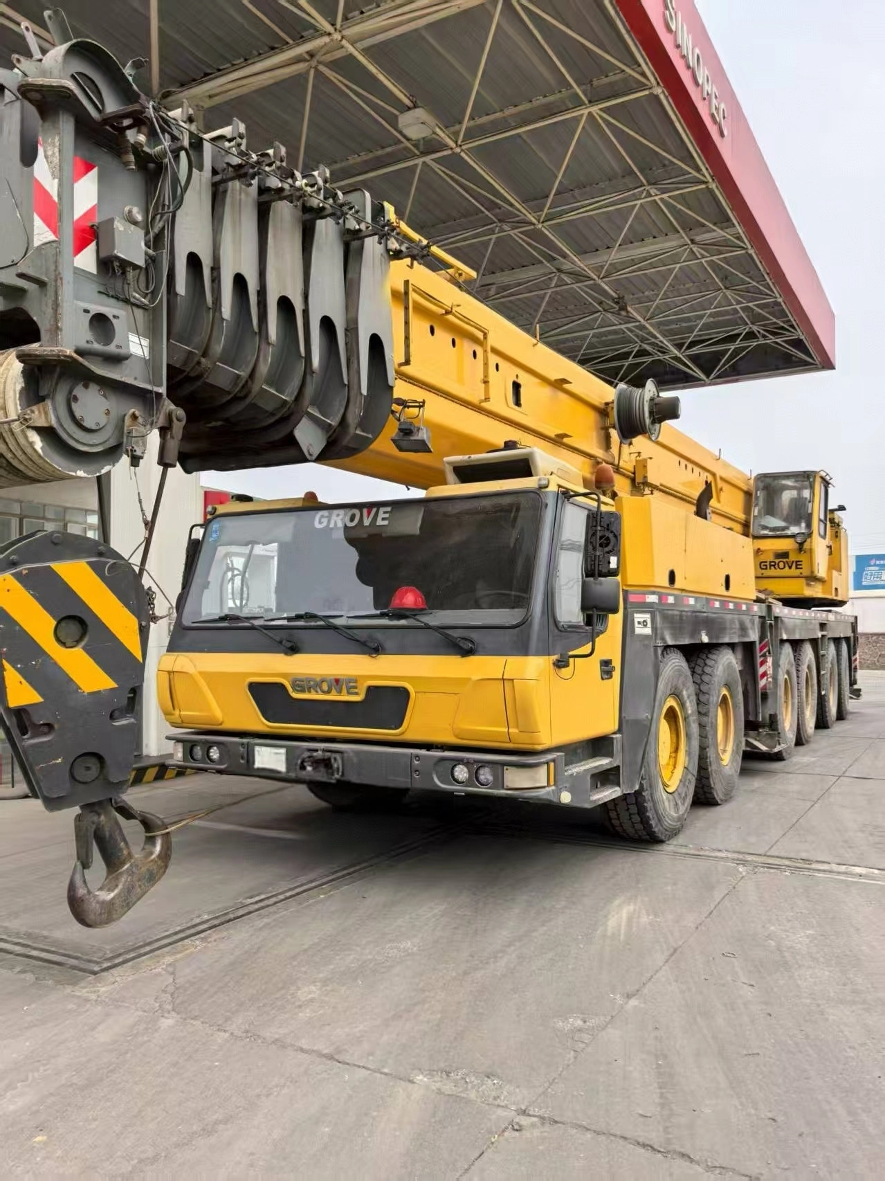 Grúa móvil Grove de alto rendimiento de 200 toneladas con una altura máxima de punta de 120 m. 1