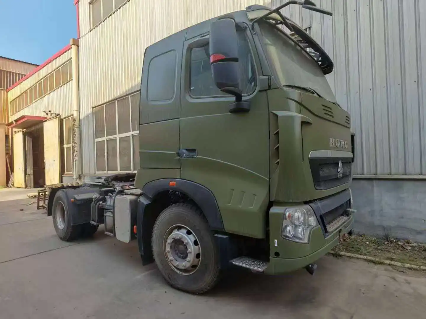 Camión tractor Sinotruk Howo T7H42 6x4 completamente nuevo para la industria de la construcción y la logística. 1