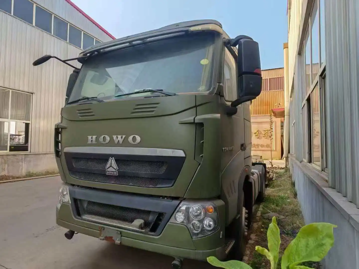 Cabezal de camión de servicio pesado Howo T7H42 con sistema de frenado eficiente y alta seguridad. 1