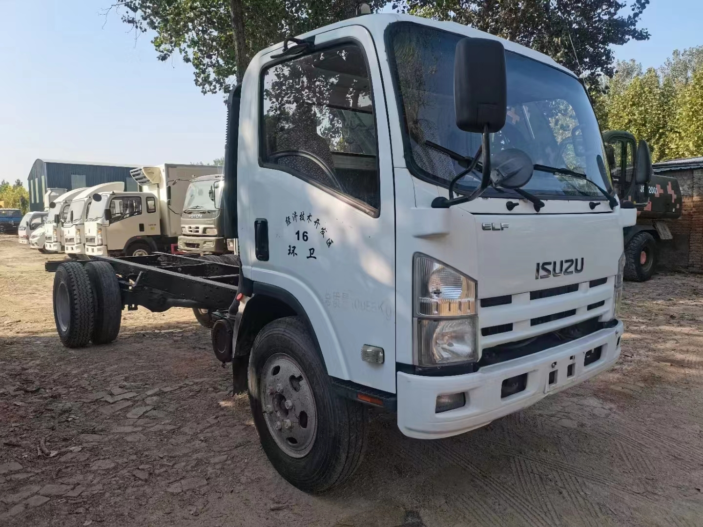 Camión de carga Isuzu 700P NPR 4x2 con cómoda cabina dormitorio. 1