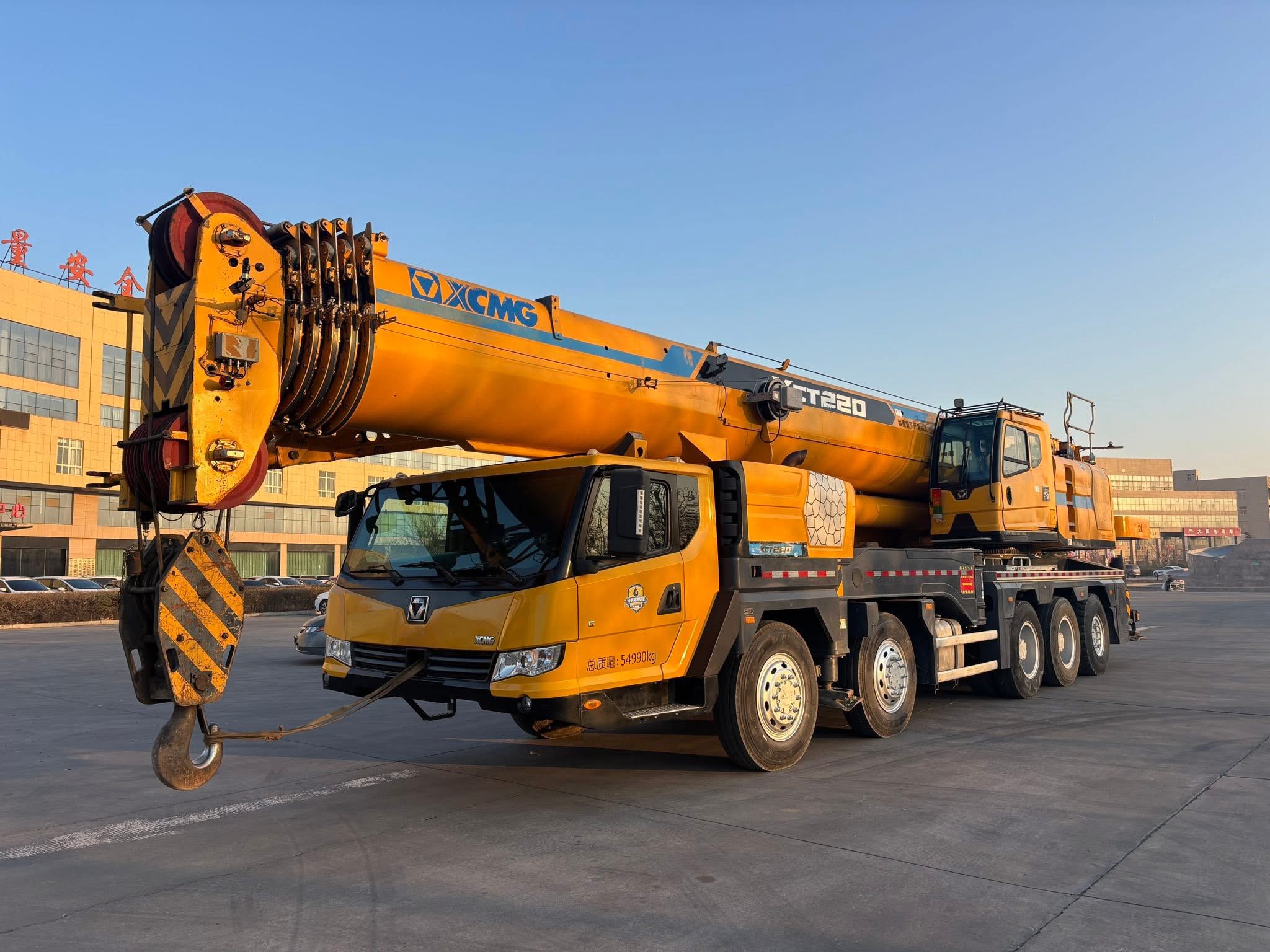 Grue sur camion XCMG 100 tonnes XCT100L6 : structure robuste et durable 1