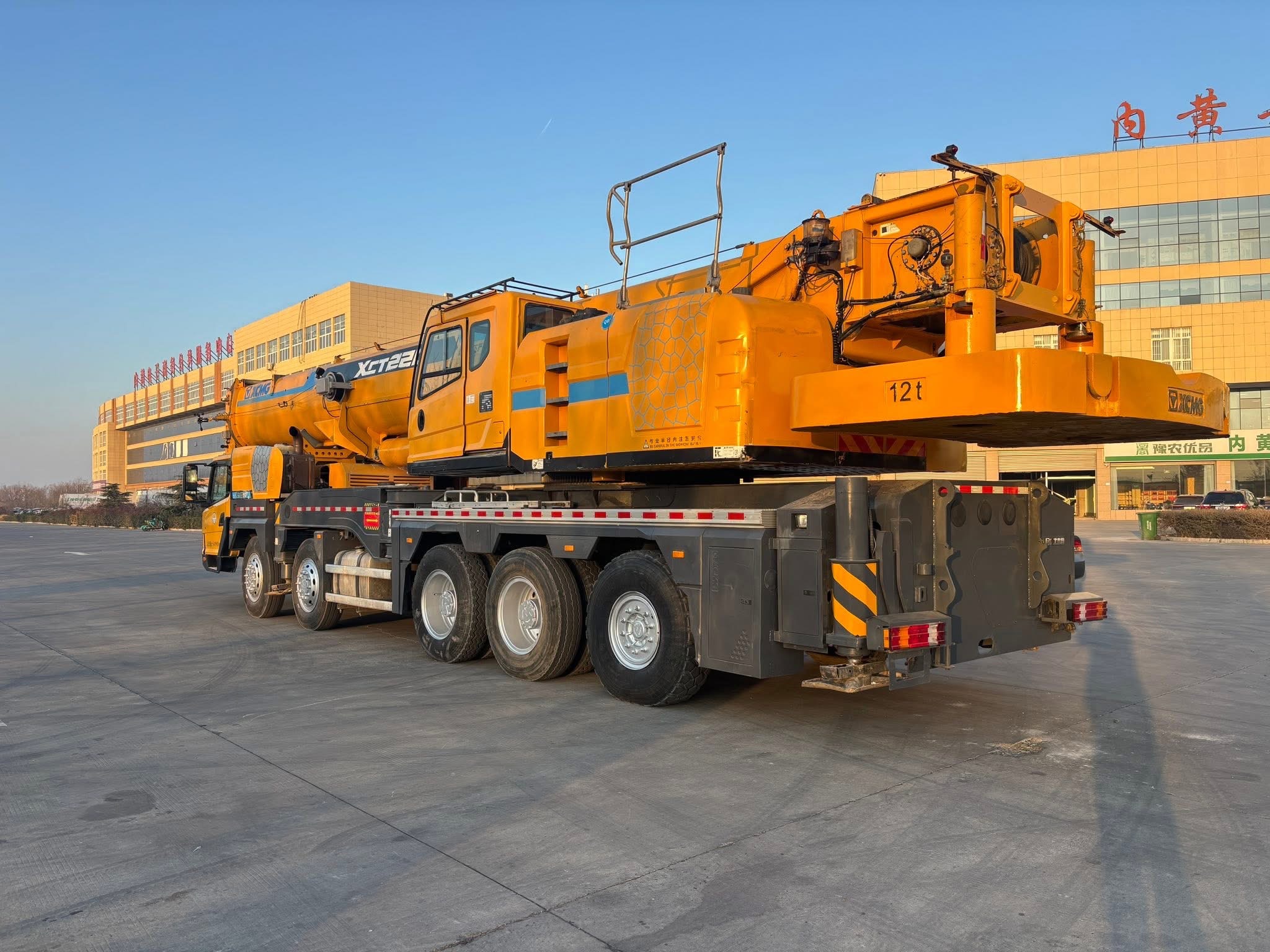 Grue sur camion XCMG 100 tonnes XCT100L6 : structure robuste et durable 3