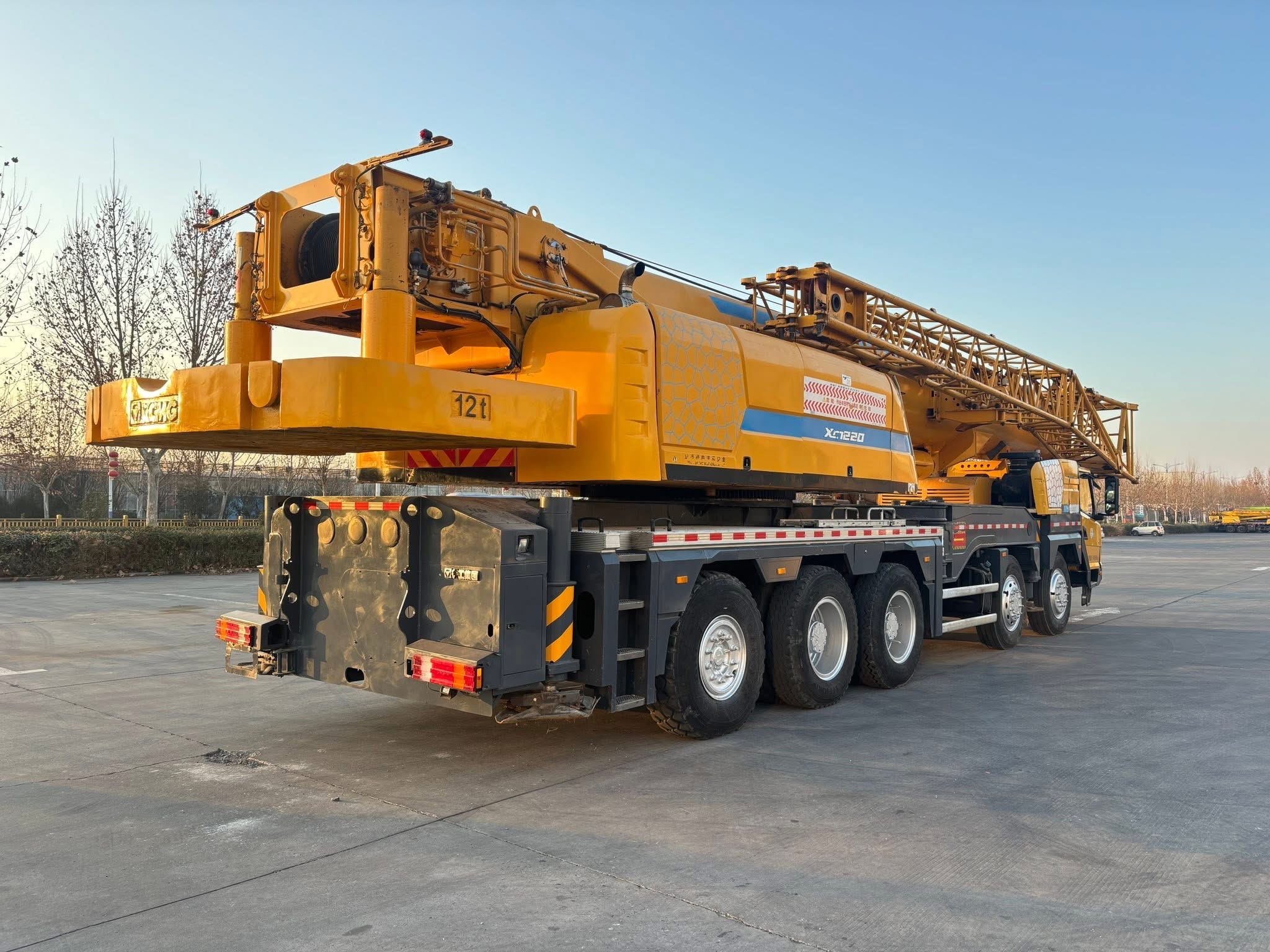 Grue sur camion XCMG 100 tonnes XCT100L6 : structure robuste et durable 4