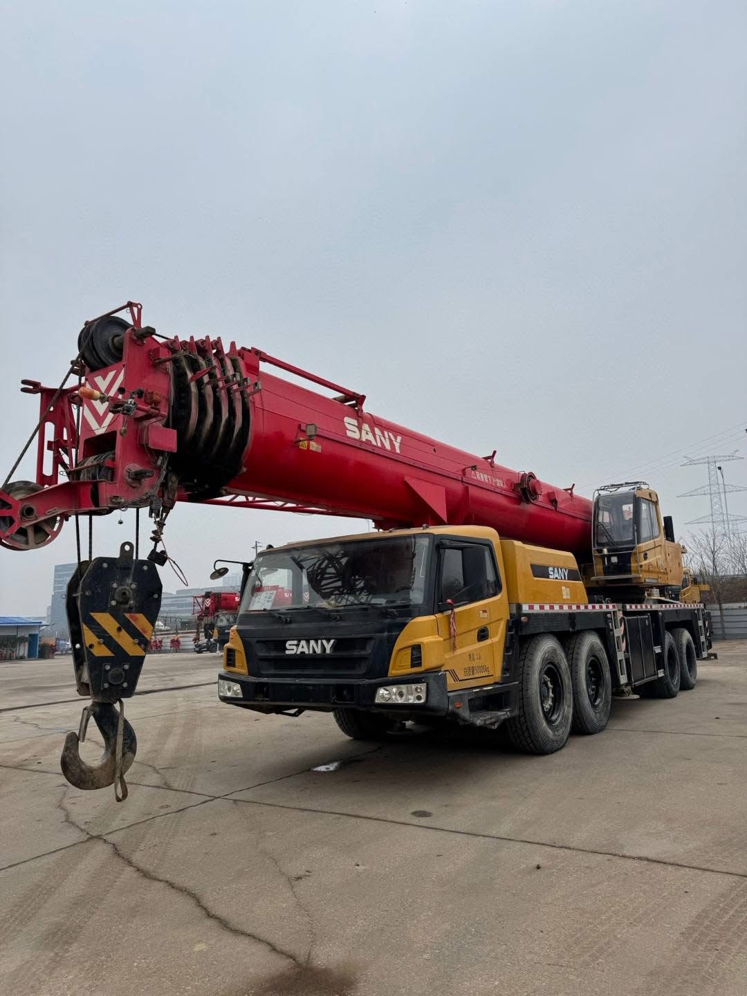 Grue mobile SANY STC800E6 de 80 tonnes pour le levage de charges lourdes 2