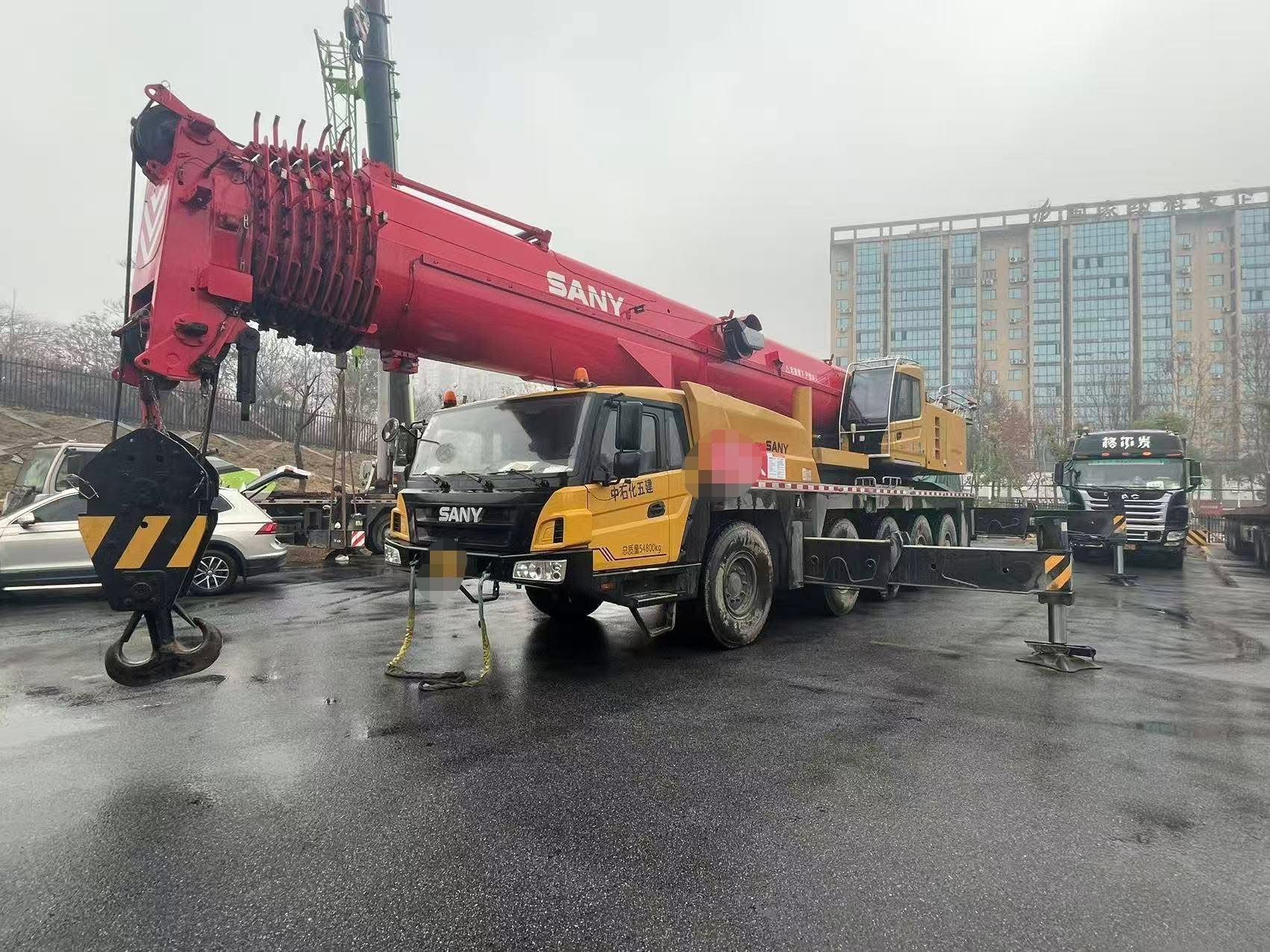 Grue sur camion robuste SANY STC130T7 | 130 tonnes 1