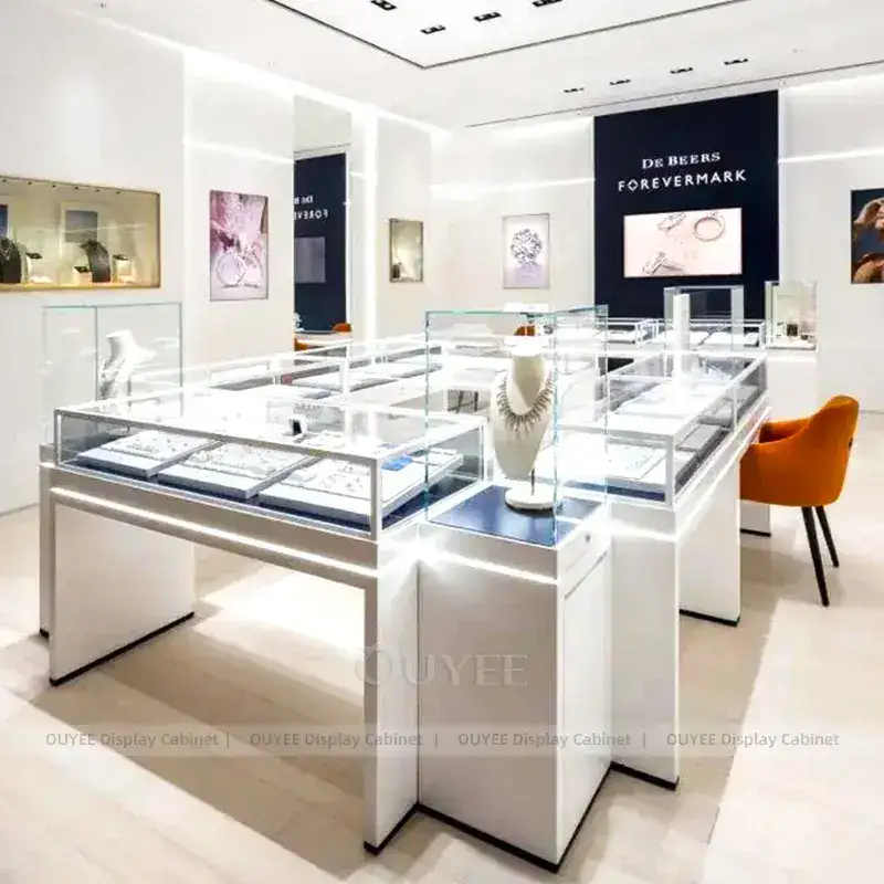Elegante tavolo espositivo per gioielleria con dettagli in marmo e isola centrale con vetrine. 1