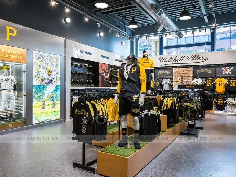 Wanddisplay für schwarze Fanbekleidung mit Ablageflächen für Kappen 1