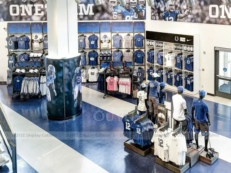 Mensole a muro per merchandising della squadra con espositore a pannelli a doghe. 1