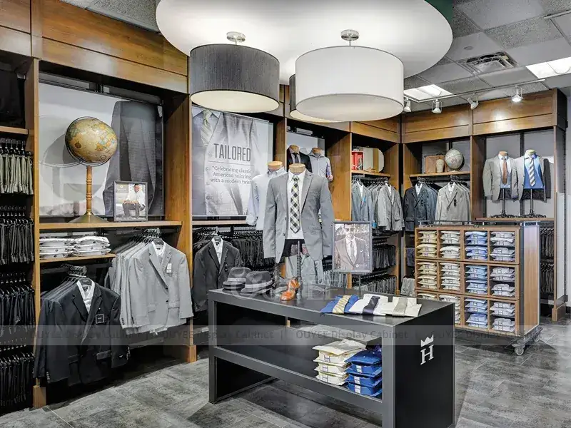 Arredamento in legno per negozi di abbigliamento con tavoli e scaffali pieghevoli. 1
