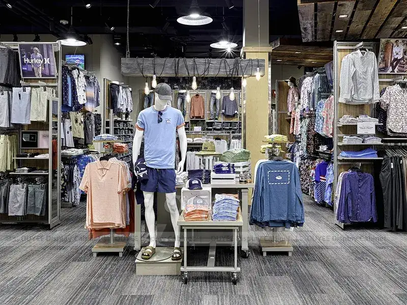 Disposizione dei tavoli pieghevoli per denim e abbigliamento casual 1