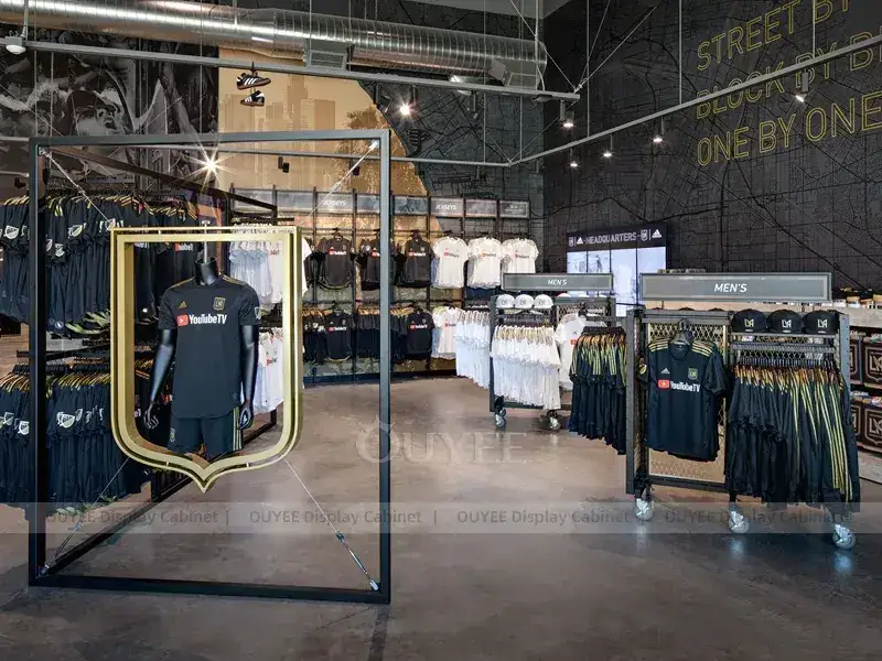Wanddisplay für schwarze Sportkappen mit Kleiderstangensystem 1