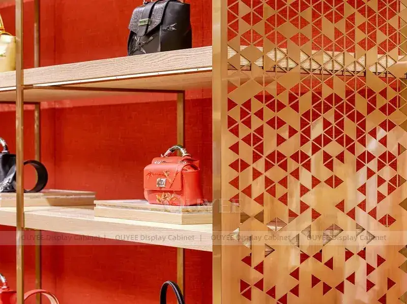 Façade de magasin de mode avec mur d'exposition en mosaïque dorée. 1
