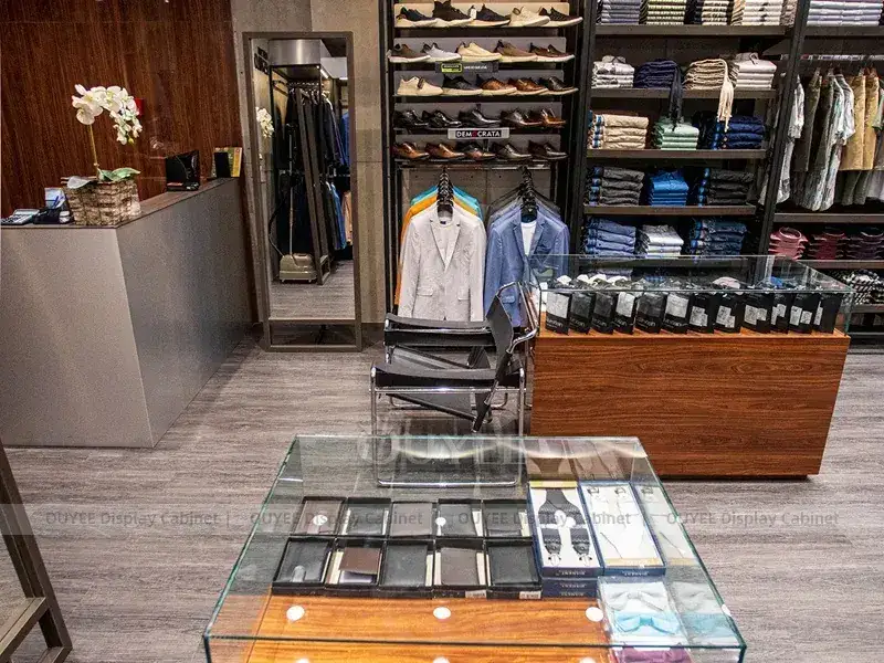 Mobiliário moderno para loja de moda masculina com painel digital de destaque. 1