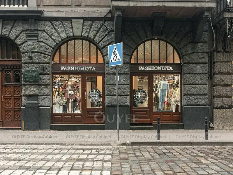 Móveis curvos brancos para boutique de moda com mesa central em formato de ilha. 1