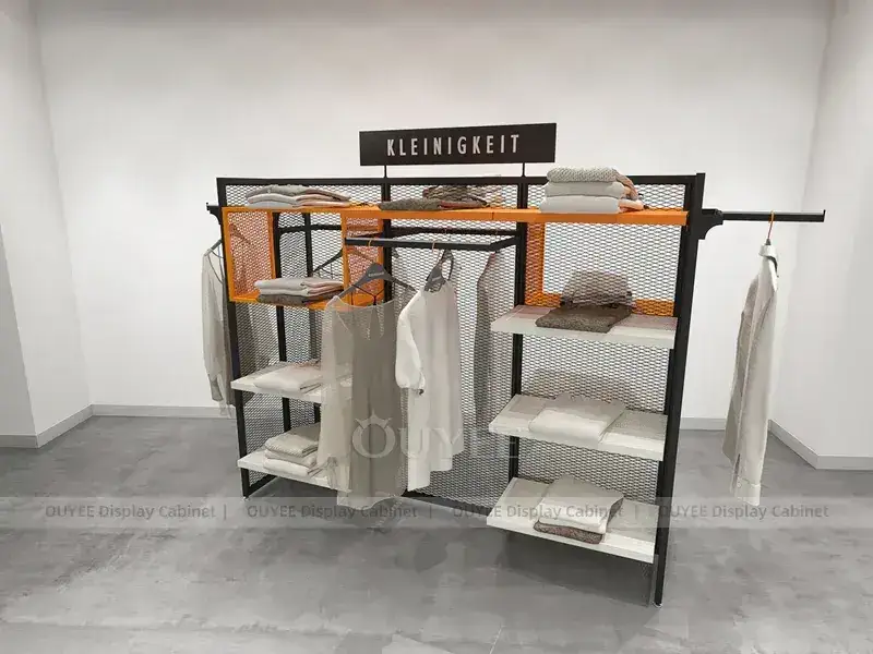 Porta abiti Klein Ticket Gondola Rack con ripiani in legno 1