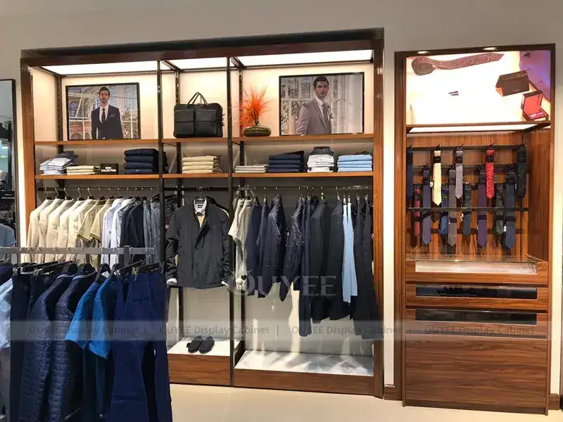 Mobiliário para loja de moda casual com mesa dobrável central. 1