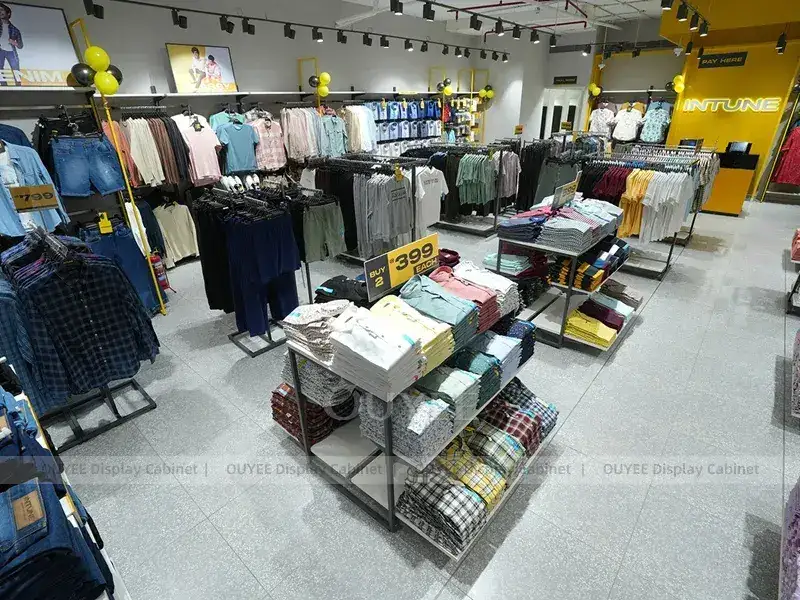 Wanddisplay für Mädchenbekleidung mit farbenfroher Kleidung und Accessoires 1