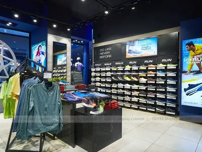 Aménagements sombres pour magasin de sport avec plafond cubique illuminé 1