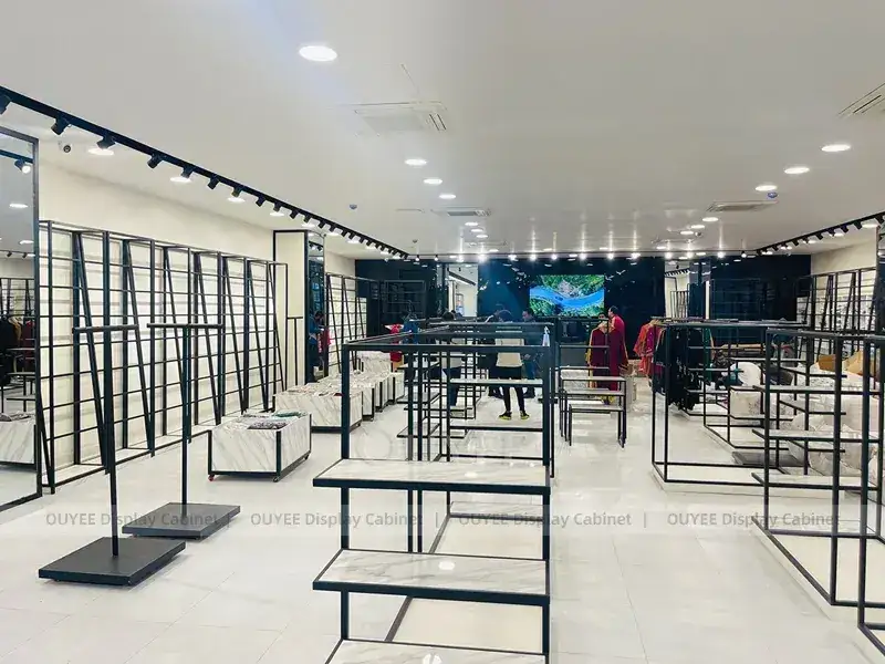 Espositori da boutique bianchi con ripiani con struttura nera 1