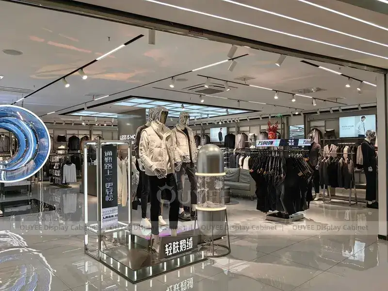 Agencement de magasin de vêtements streetwear avec vitrine et banc 1