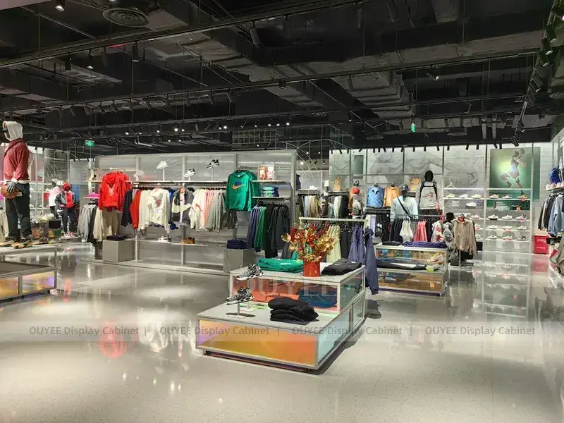 Wanddisplay für urbane Herrenmode mit roten Akzentpaneelen 1