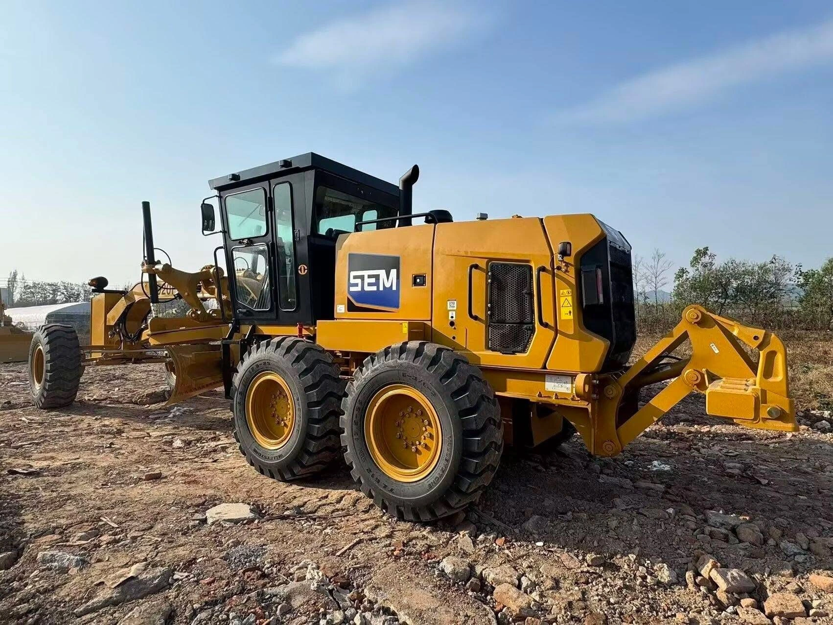 Motoniveladora SEM 920F de 200 HP – Equipo de nivelación de precisión 1