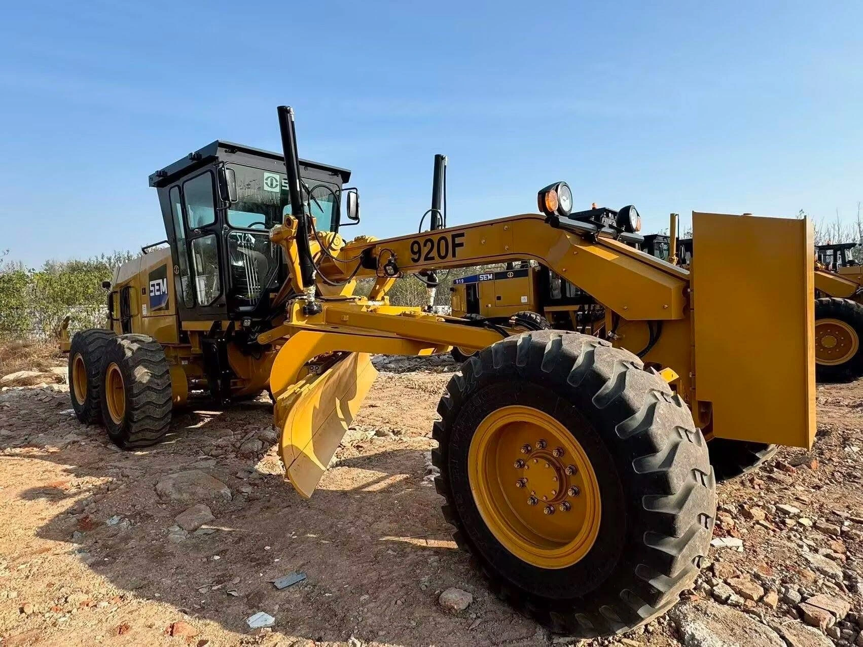 Motoniveladora SEM 920F de 147 kW: potente y fiable para la construcción. 1