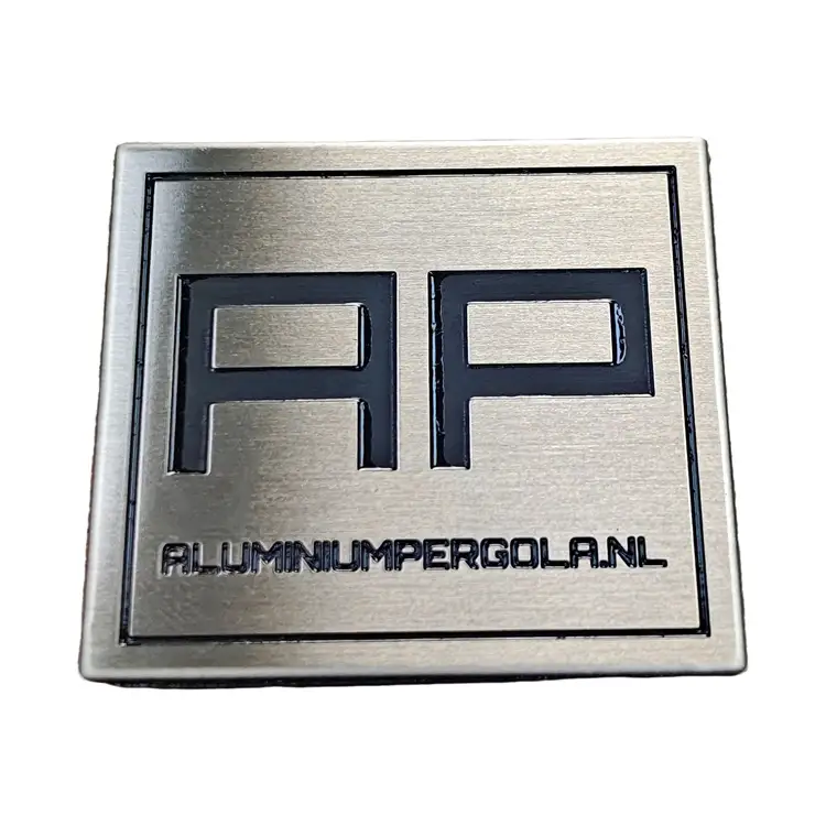 Placa identificativa personalizada de acero inoxidable cepillado con relleno de color y respaldo adhesivo. 1