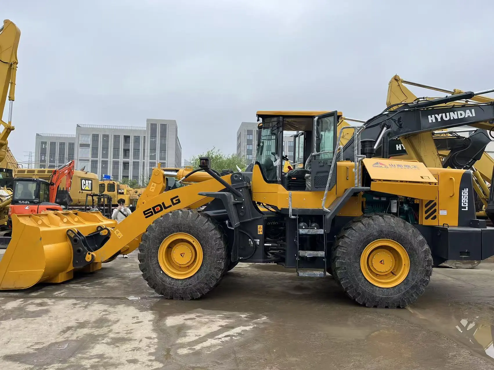 Продается подержанный колесный погрузчик SDLG L956F в хорошем состоянии, с небольшим количеством отработанных часов. 1