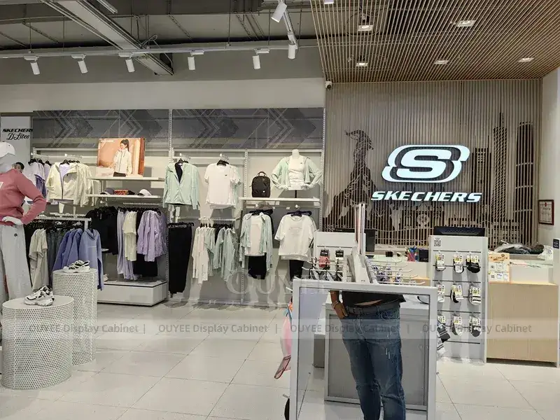 Skechers Wandleuchte mit Schuhregal 1