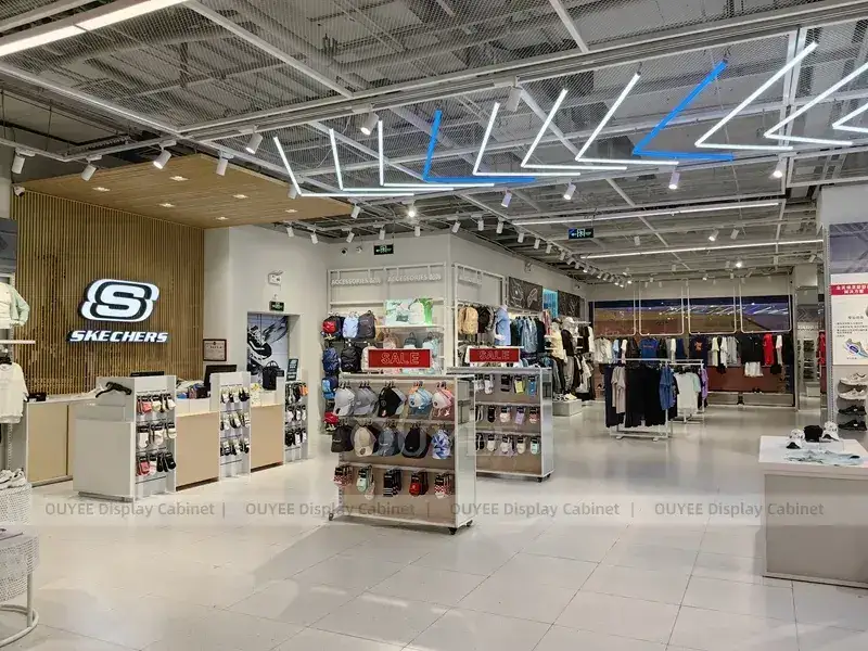 Layout da loja Skechers com manequim e expositor central 1